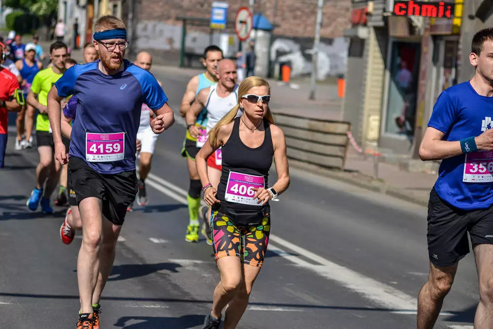 Kilka tysięcy osób biegnie właśnie w kolejnej odsłonie WizzAir Half Marathon.