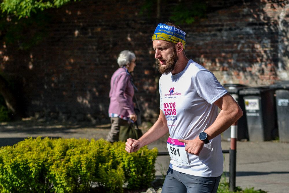 Kilka tysięcy osób biegnie właśnie w kolejnej odsłonie WizzAir Half Marathon. Wyruszyli spod katowickiego Spodka, biegną przez Bogucice, Zawodzie, Dolinę Trzech Stawów, Brynów i Śródmieście. Byliśmy na trasie i mamy dla Was zdjęcia!