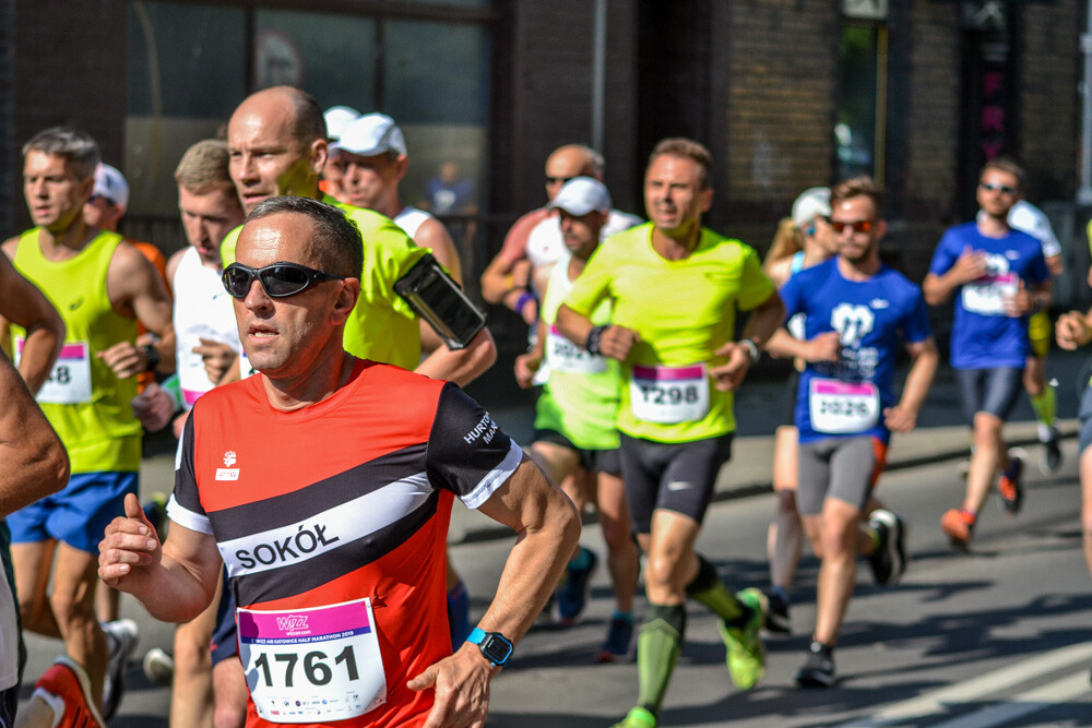 Kilka tysięcy osób biegnie właśnie w kolejnej odsłonie WizzAir Half Marathon. Wyruszyli spod katowickiego Spodka, biegną przez Bogucice, Zawodzie, Dolinę Trzech Stawów, Brynów i Śródmieście. Byliśmy na trasie i mamy dla Was zdjęcia!