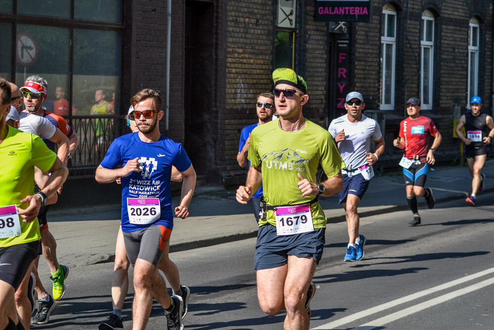 Kilka tysięcy osób biegnie właśnie w kolejnej odsłonie WizzAir Half Marathon. Wyruszyli spod katowickiego Spodka, biegną przez Bogucice, Zawodzie, Dolinę Trzech Stawów, Brynów i Śródmieście. Byliśmy na trasie i mamy dla Was zdjęcia!