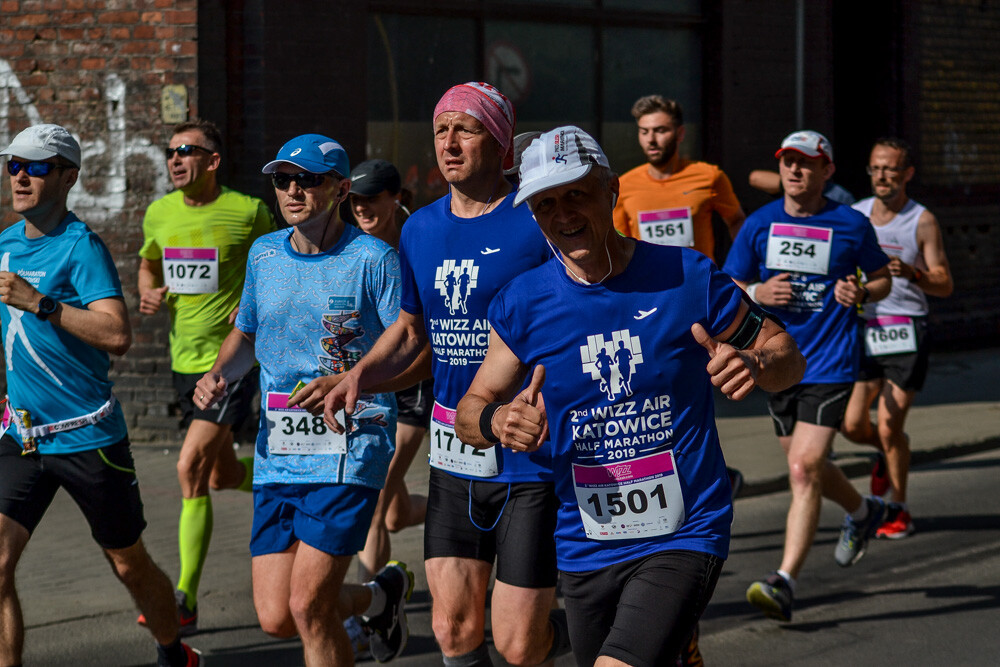 Kilka tysięcy osób biegnie właśnie w kolejnej odsłonie WizzAir Half Marathon. Wyruszyli spod katowickiego Spodka, biegną przez Bogucice, Zawodzie, Dolinę Trzech Stawów, Brynów i Śródmieście. Byliśmy na trasie i mamy dla Was zdjęcia!