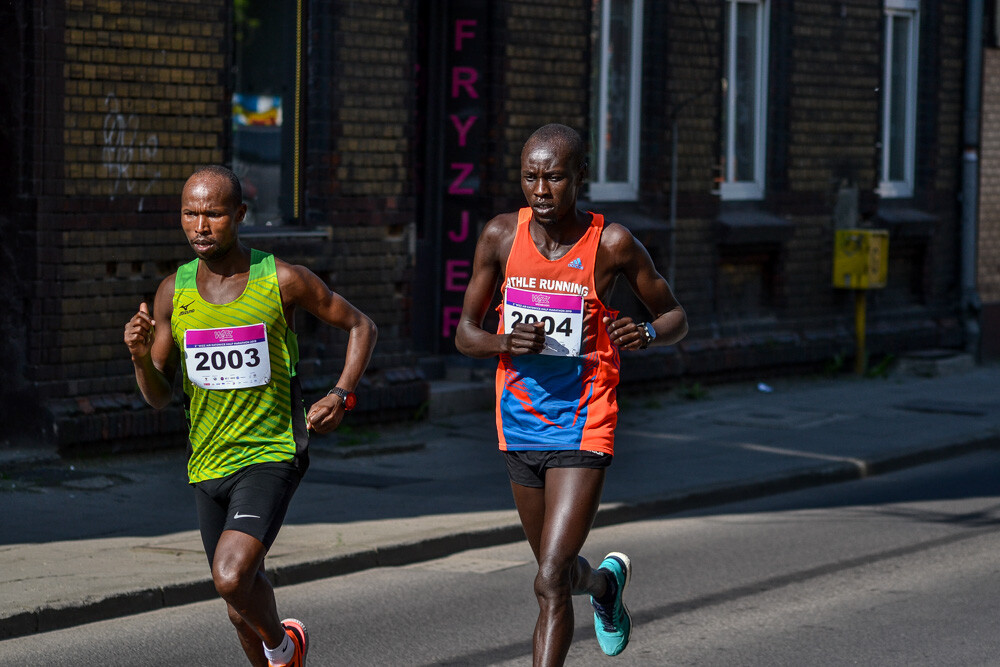 Kilka tysięcy osób biegnie właśnie w kolejnej odsłonie WizzAir Half Marathon. Wyruszyli spod katowickiego Spodka, biegną przez Bogucice, Zawodzie, Dolinę Trzech Stawów, Brynów i Śródmieście. Byliśmy na trasie i mamy dla Was zdjęcia!