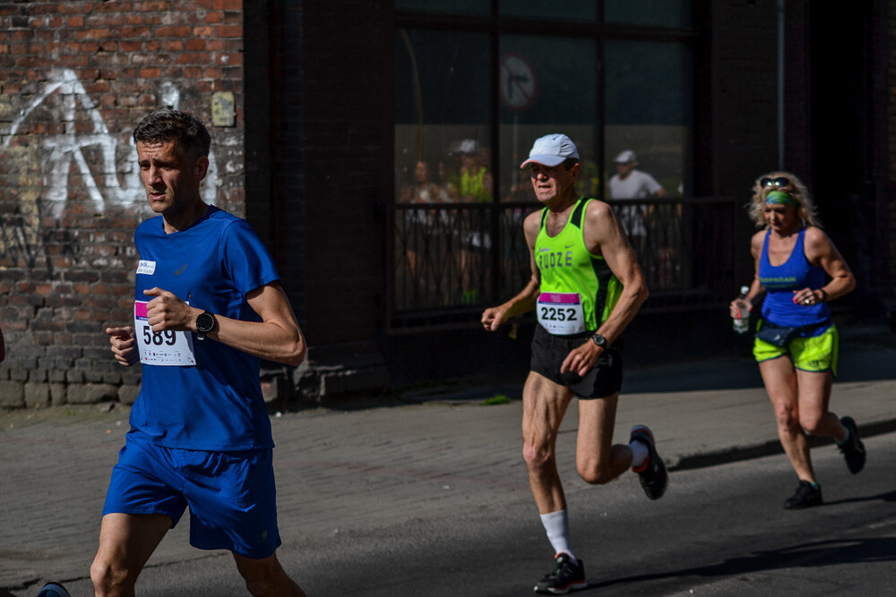 Kilka tysięcy osób biegnie właśnie w kolejnej odsłonie WizzAir Half Marathon. Wyruszyli spod katowickiego Spodka, biegną przez Bogucice, Zawodzie, Dolinę Trzech Stawów, Brynów i Śródmieście. Byliśmy na trasie i mamy dla Was zdjęcia!