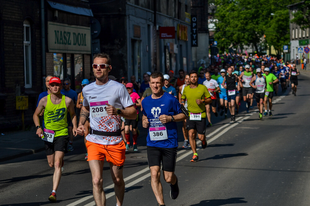 Kilka tysięcy osób biegnie właśnie w kolejnej odsłonie WizzAir Half Marathon. Wyruszyli spod katowickiego Spodka, biegną przez Bogucice, Zawodzie, Dolinę Trzech Stawów, Brynów i Śródmieście. Byliśmy na trasie i mamy dla Was zdjęcia!