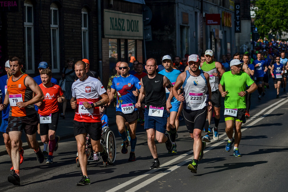 Kilka tysięcy osób biegnie właśnie w kolejnej odsłonie WizzAir Half Marathon. Wyruszyli spod katowickiego Spodka, biegną przez Bogucice, Zawodzie, Dolinę Trzech Stawów, Brynów i Śródmieście. Byliśmy na trasie i mamy dla Was zdjęcia!