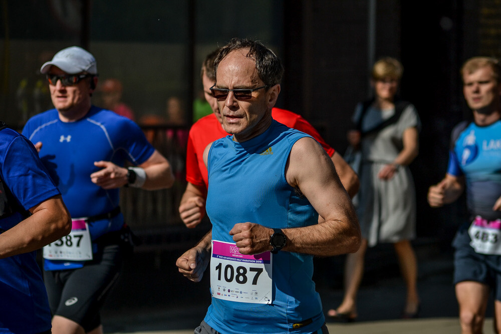 Kilka tysięcy osób biegnie właśnie w kolejnej odsłonie WizzAir Half Marathon. Wyruszyli spod katowickiego Spodka, biegną przez Bogucice, Zawodzie, Dolinę Trzech Stawów, Brynów i Śródmieście. Byliśmy na trasie i mamy dla Was zdjęcia!