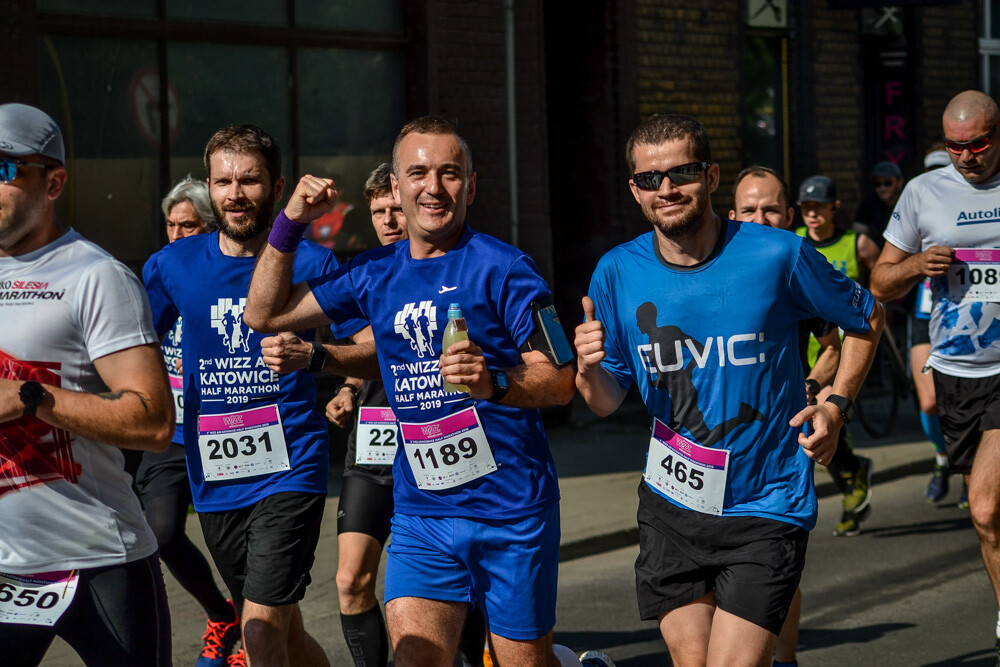 Kilka tysięcy osób biegnie właśnie w kolejnej odsłonie WizzAir Half Marathon. Wyruszyli spod katowickiego Spodka, biegną przez Bogucice, Zawodzie, Dolinę Trzech Stawów, Brynów i Śródmieście. Byliśmy na trasie i mamy dla Was zdjęcia!