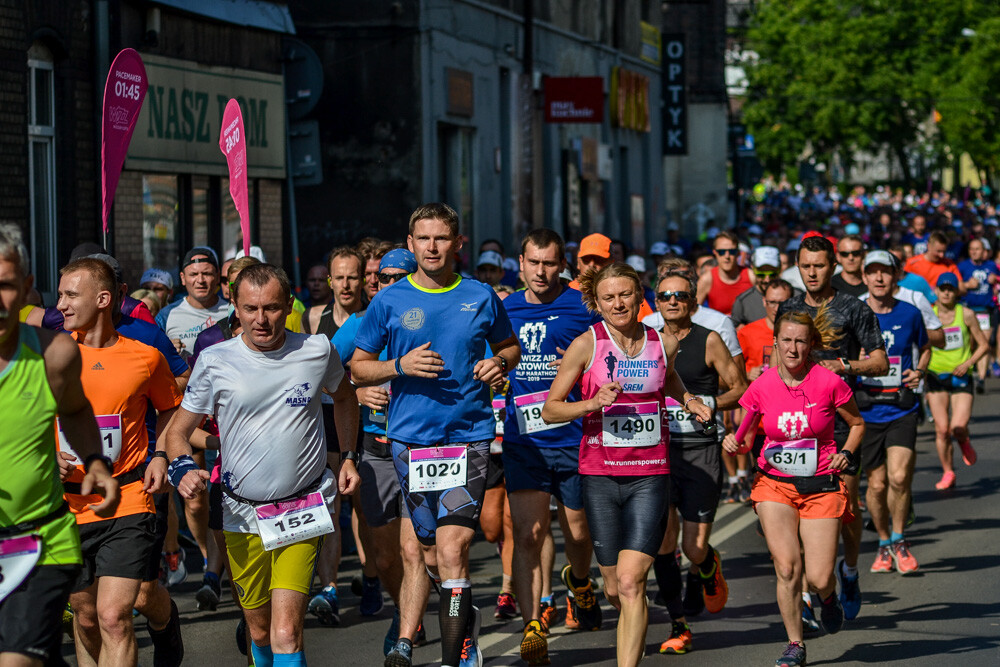 Kilka tysięcy osób biegnie właśnie w kolejnej odsłonie WizzAir Half Marathon. Wyruszyli spod katowickiego Spodka, biegną przez Bogucice, Zawodzie, Dolinę Trzech Stawów, Brynów i Śródmieście. Byliśmy na trasie i mamy dla Was zdjęcia!