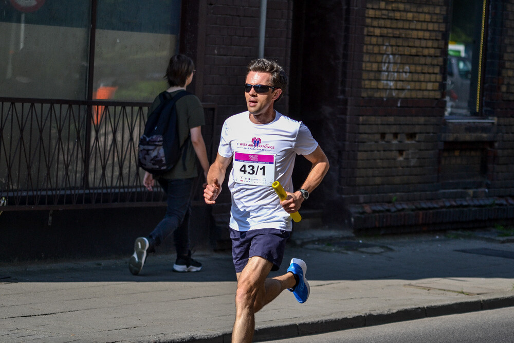 Kilka tysięcy osób biegnie właśnie w kolejnej odsłonie WizzAir Half Marathon. Wyruszyli spod katowickiego Spodka, biegną przez Bogucice, Zawodzie, Dolinę Trzech Stawów, Brynów i Śródmieście. Byliśmy na trasie i mamy dla Was zdjęcia!