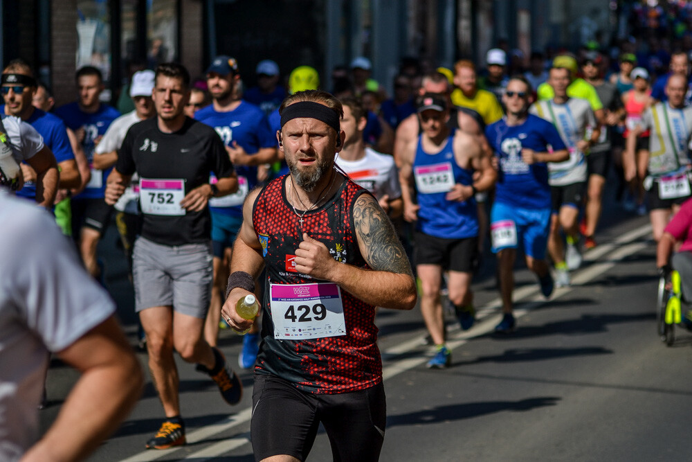 Kilka tysięcy osób biegnie właśnie w kolejnej odsłonie WizzAir Half Marathon. Wyruszyli spod katowickiego Spodka, biegną przez Bogucice, Zawodzie, Dolinę Trzech Stawów, Brynów i Śródmieście. Byliśmy na trasie i mamy dla Was zdjęcia!