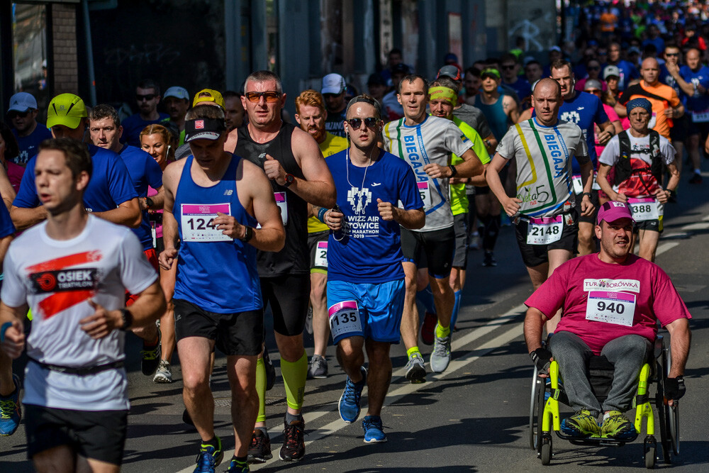 Kilka tysięcy osób biegnie właśnie w kolejnej odsłonie WizzAir Half Marathon. Wyruszyli spod katowickiego Spodka, biegną przez Bogucice, Zawodzie, Dolinę Trzech Stawów, Brynów i Śródmieście. Byliśmy na trasie i mamy dla Was zdjęcia!