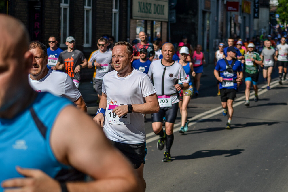 Kilka tysięcy osób biegnie właśnie w kolejnej odsłonie WizzAir Half Marathon. Wyruszyli spod katowickiego Spodka, biegną przez Bogucice, Zawodzie, Dolinę Trzech Stawów, Brynów i Śródmieście. Byliśmy na trasie i mamy dla Was zdjęcia!