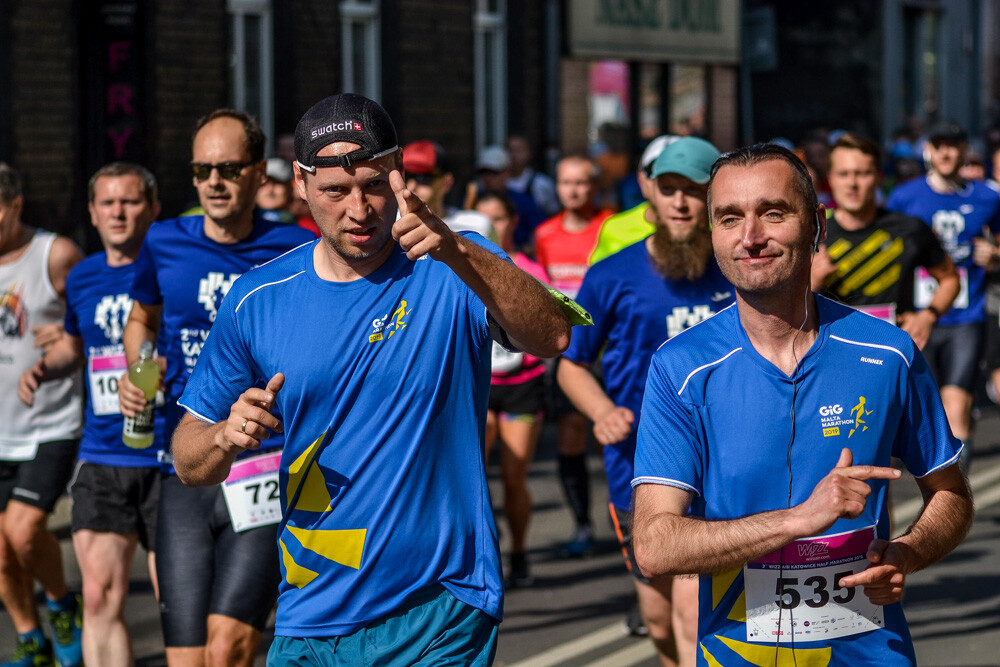 Kilka tysięcy osób biegnie właśnie w kolejnej odsłonie WizzAir Half Marathon. Wyruszyli spod katowickiego Spodka, biegną przez Bogucice, Zawodzie, Dolinę Trzech Stawów, Brynów i Śródmieście. Byliśmy na trasie i mamy dla Was zdjęcia!