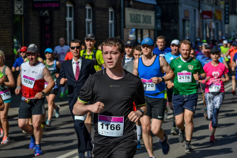 Kilka tysięcy osób biegnie właśnie w kolejnej odsłonie WizzAir Half Marathon. Wyruszyli spod katowickiego Spodka, biegną przez Bogucice, Zawodzie, Dolinę Trzech Stawów, Brynów i Śródmieście. Byliśmy na trasie i mamy dla Was zdjęcia!