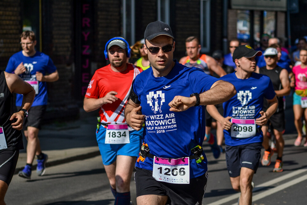 Kilka tysięcy osób biegnie właśnie w kolejnej odsłonie WizzAir Half Marathon. Wyruszyli spod katowickiego Spodka, biegną przez Bogucice, Zawodzie, Dolinę Trzech Stawów, Brynów i Śródmieście. Byliśmy na trasie i mamy dla Was zdjęcia!