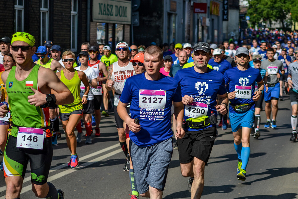 Kilka tysięcy osób biegnie właśnie w kolejnej odsłonie WizzAir Half Marathon. Wyruszyli spod katowickiego Spodka, biegną przez Bogucice, Zawodzie, Dolinę Trzech Stawów, Brynów i Śródmieście. Byliśmy na trasie i mamy dla Was zdjęcia!