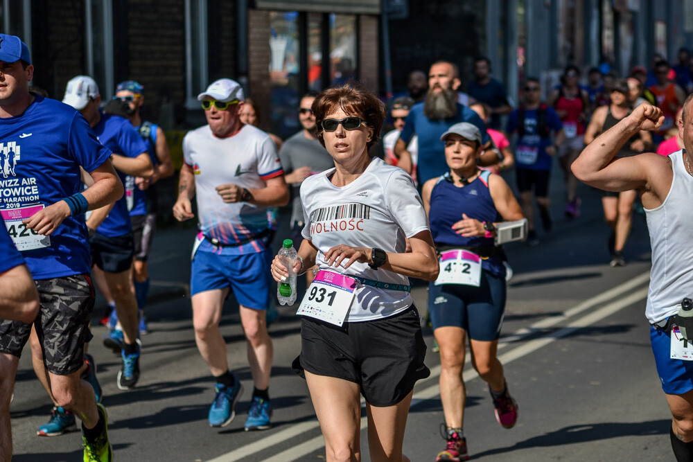 Kilka tysięcy osób biegnie właśnie w kolejnej odsłonie WizzAir Half Marathon. Wyruszyli spod katowickiego Spodka, biegną przez Bogucice, Zawodzie, Dolinę Trzech Stawów, Brynów i Śródmieście. Byliśmy na trasie i mamy dla Was zdjęcia!