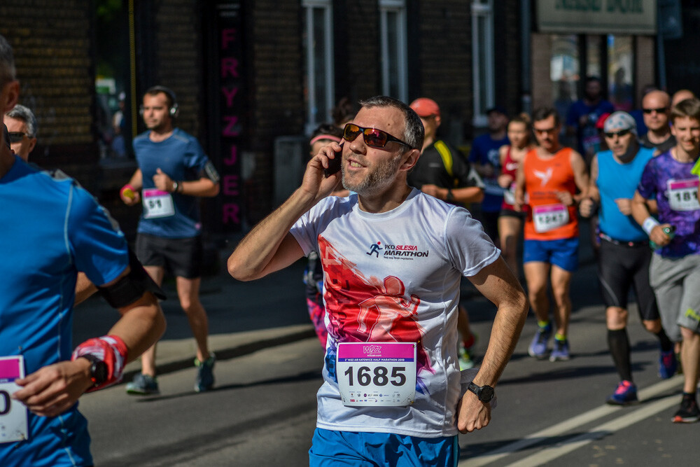 Kilka tysięcy osób biegnie właśnie w kolejnej odsłonie WizzAir Half Marathon. Wyruszyli spod katowickiego Spodka, biegną przez Bogucice, Zawodzie, Dolinę Trzech Stawów, Brynów i Śródmieście. Byliśmy na trasie i mamy dla Was zdjęcia!