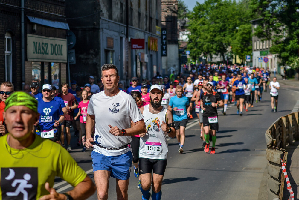 Kilka tysięcy osób biegnie właśnie w kolejnej odsłonie WizzAir Half Marathon. Wyruszyli spod katowickiego Spodka, biegną przez Bogucice, Zawodzie, Dolinę Trzech Stawów, Brynów i Śródmieście. Byliśmy na trasie i mamy dla Was zdjęcia!