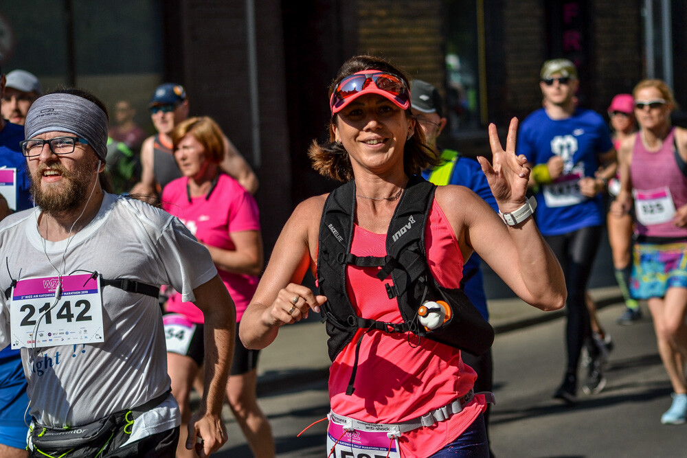 Kilka tysięcy osób biegnie właśnie w kolejnej odsłonie WizzAir Half Marathon. Wyruszyli spod katowickiego Spodka, biegną przez Bogucice, Zawodzie, Dolinę Trzech Stawów, Brynów i Śródmieście. Byliśmy na trasie i mamy dla Was zdjęcia!