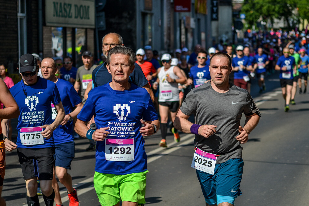 Kilka tysięcy osób biegnie właśnie w kolejnej odsłonie WizzAir Half Marathon. Wyruszyli spod katowickiego Spodka, biegną przez Bogucice, Zawodzie, Dolinę Trzech Stawów, Brynów i Śródmieście. Byliśmy na trasie i mamy dla Was zdjęcia!