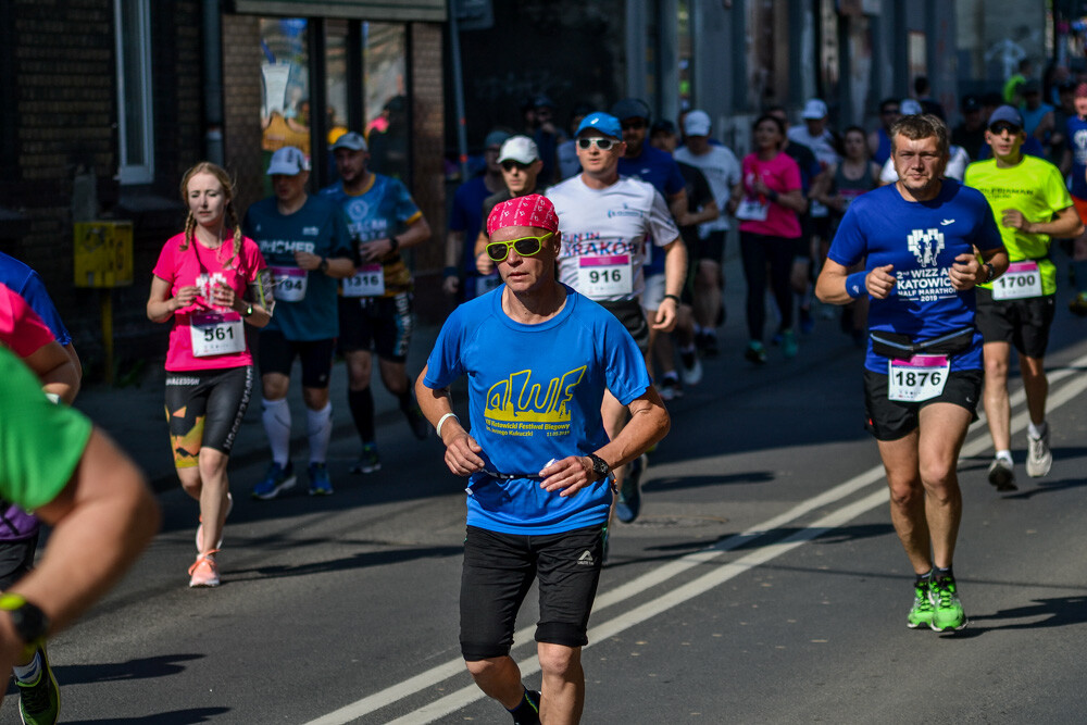 Kilka tysięcy osób biegnie właśnie w kolejnej odsłonie WizzAir Half Marathon. Wyruszyli spod katowickiego Spodka, biegną przez Bogucice, Zawodzie, Dolinę Trzech Stawów, Brynów i Śródmieście. Byliśmy na trasie i mamy dla Was zdjęcia!