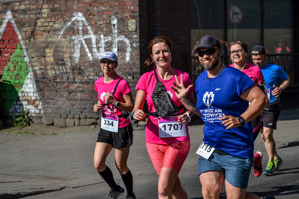 Kilka tysięcy osób biegnie właśnie w kolejnej odsłonie WizzAir Half Marathon. Wyruszyli spod katowickiego Spodka, biegną przez Bogucice, Zawodzie, Dolinę Trzech Stawów, Brynów i Śródmieście. Byliśmy na trasie i mamy dla Was zdjęcia!