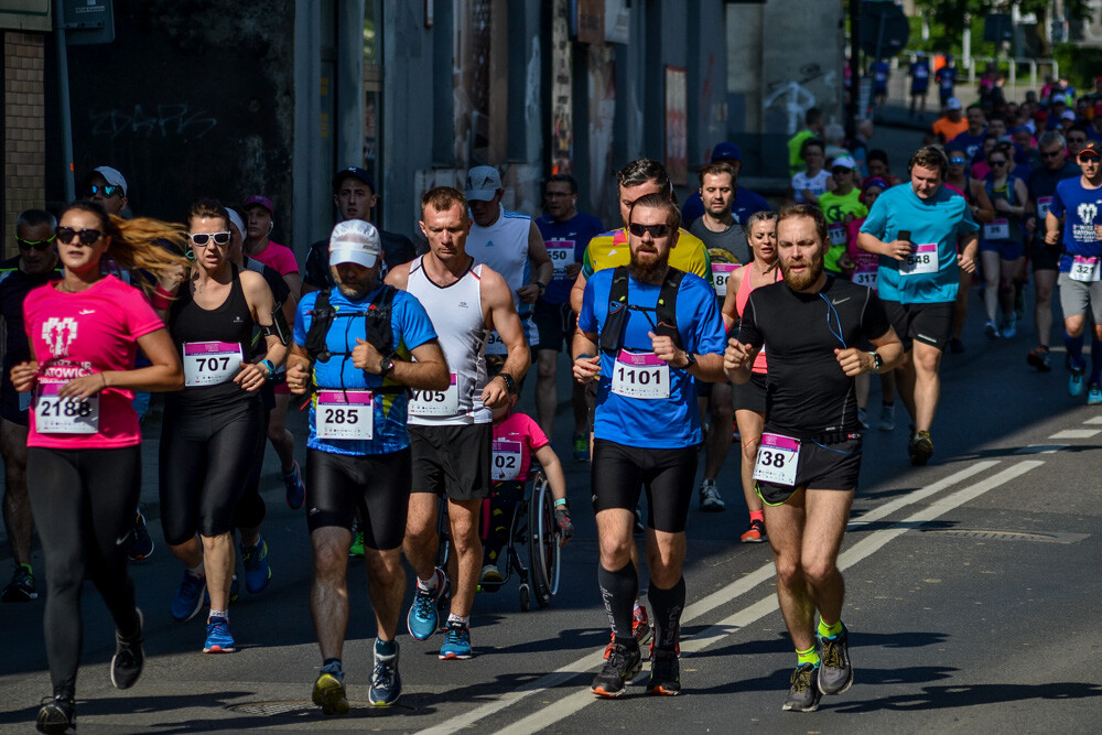 Kilka tysięcy osób biegnie właśnie w kolejnej odsłonie WizzAir Half Marathon. Wyruszyli spod katowickiego Spodka, biegną przez Bogucice, Zawodzie, Dolinę Trzech Stawów, Brynów i Śródmieście. Byliśmy na trasie i mamy dla Was zdjęcia!