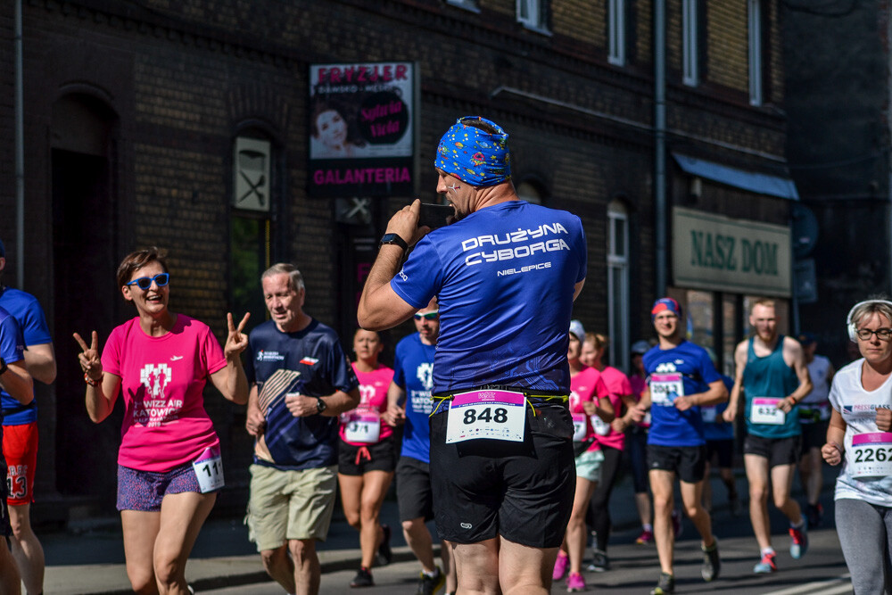 Kilka tysięcy osób biegnie właśnie w kolejnej odsłonie WizzAir Half Marathon. Wyruszyli spod katowickiego Spodka, biegną przez Bogucice, Zawodzie, Dolinę Trzech Stawów, Brynów i Śródmieście. Byliśmy na trasie i mamy dla Was zdjęcia!