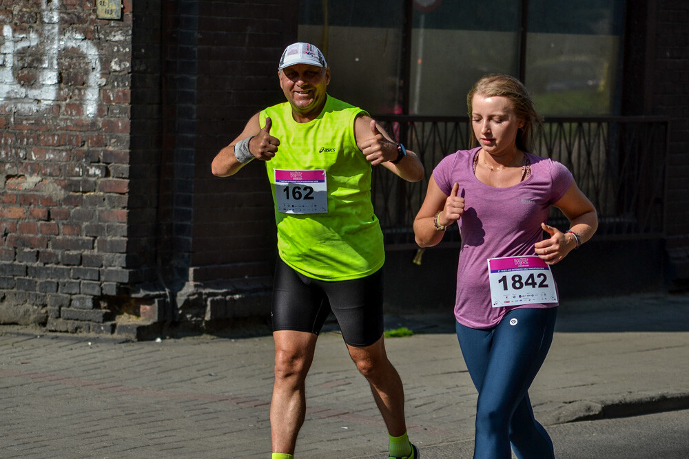 Kilka tysięcy osób biegnie właśnie w kolejnej odsłonie WizzAir Half Marathon. Wyruszyli spod katowickiego Spodka, biegną przez Bogucice, Zawodzie, Dolinę Trzech Stawów, Brynów i Śródmieście. Byliśmy na trasie i mamy dla Was zdjęcia!