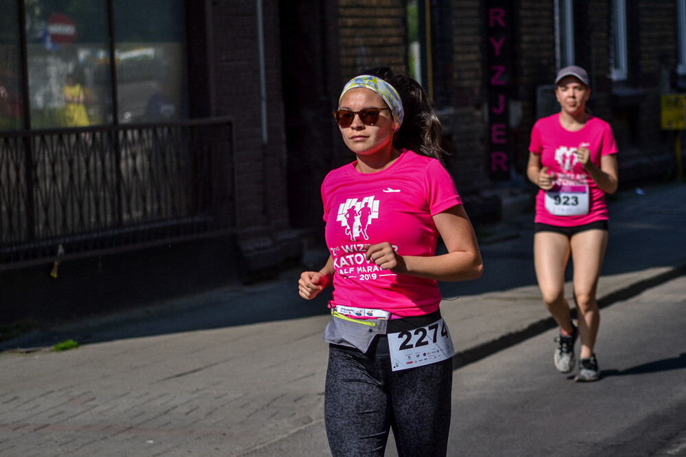 Kilka tysięcy osób biegnie właśnie w kolejnej odsłonie WizzAir Half Marathon. Wyruszyli spod katowickiego Spodka, biegną przez Bogucice, Zawodzie, Dolinę Trzech Stawów, Brynów i Śródmieście. Byliśmy na trasie i mamy dla Was zdjęcia!