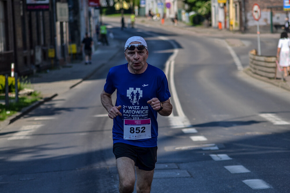 Kilka tysięcy osób biegnie właśnie w kolejnej odsłonie WizzAir Half Marathon. Wyruszyli spod katowickiego Spodka, biegną przez Bogucice, Zawodzie, Dolinę Trzech Stawów, Brynów i Śródmieście. Byliśmy na trasie i mamy dla Was zdjęcia!