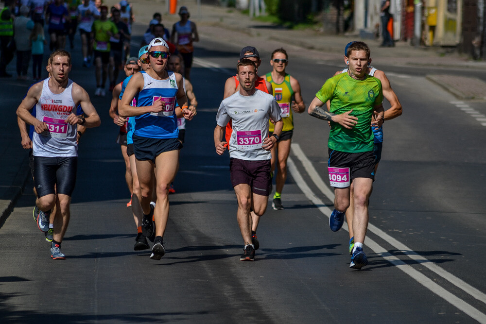 Kilka tysięcy osób biegnie właśnie w kolejnej odsłonie WizzAir Half Marathon. Wyruszyli spod katowickiego Spodka, biegną przez Bogucice, Zawodzie, Dolinę Trzech Stawów, Brynów i Śródmieście. Byliśmy na trasie i mamy dla Was zdjęcia!