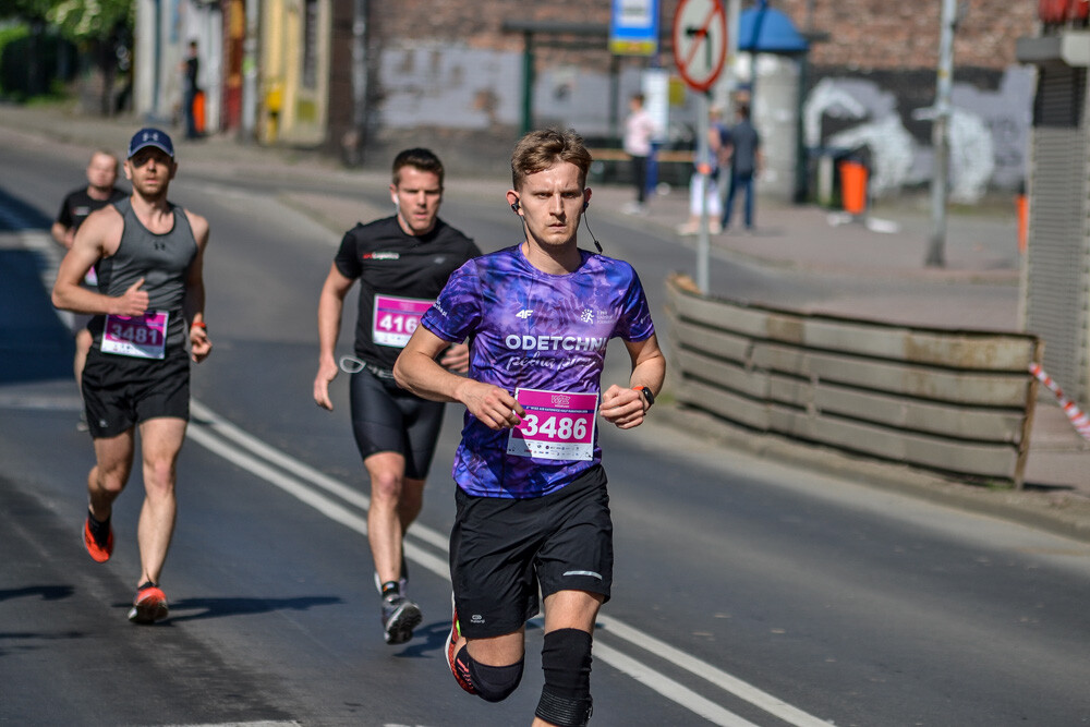 Kilka tysięcy osób biegnie właśnie w kolejnej odsłonie WizzAir Half Marathon. Wyruszyli spod katowickiego Spodka, biegną przez Bogucice, Zawodzie, Dolinę Trzech Stawów, Brynów i Śródmieście. Byliśmy na trasie i mamy dla Was zdjęcia!