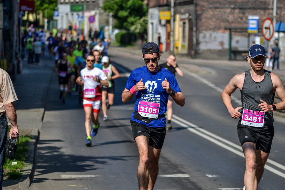 Kilka tysięcy osób biegnie właśnie w kolejnej odsłonie WizzAir Half Marathon. Wyruszyli spod katowickiego Spodka, biegną przez Bogucice, Zawodzie, Dolinę Trzech Stawów, Brynów i Śródmieście. Byliśmy na trasie i mamy dla Was zdjęcia!