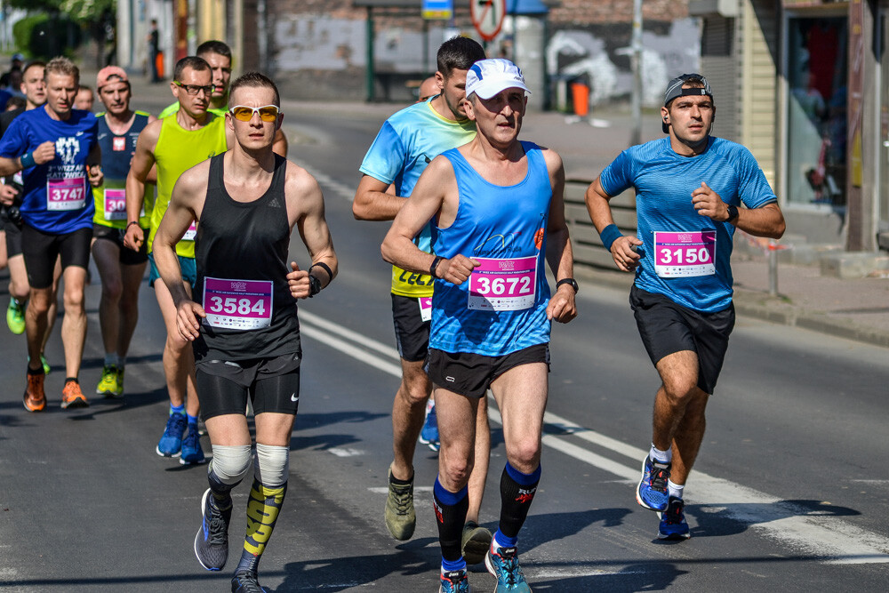 Kilka tysięcy osób biegnie właśnie w kolejnej odsłonie WizzAir Half Marathon. Wyruszyli spod katowickiego Spodka, biegną przez Bogucice, Zawodzie, Dolinę Trzech Stawów, Brynów i Śródmieście. Byliśmy na trasie i mamy dla Was zdjęcia!