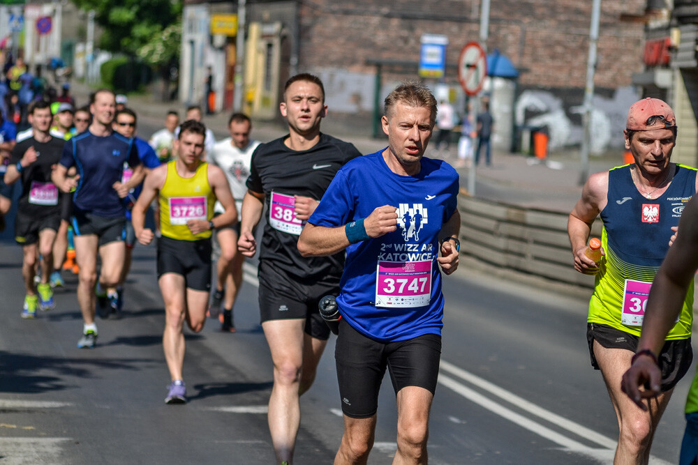 Kilka tysięcy osób biegnie właśnie w kolejnej odsłonie WizzAir Half Marathon. Wyruszyli spod katowickiego Spodka, biegną przez Bogucice, Zawodzie, Dolinę Trzech Stawów, Brynów i Śródmieście. Byliśmy na trasie i mamy dla Was zdjęcia!