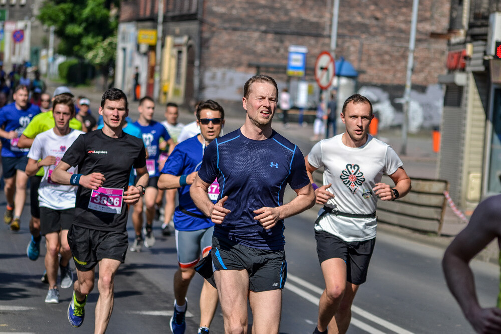 Kilka tysięcy osób biegnie właśnie w kolejnej odsłonie WizzAir Half Marathon. Wyruszyli spod katowickiego Spodka, biegną przez Bogucice, Zawodzie, Dolinę Trzech Stawów, Brynów i Śródmieście. Byliśmy na trasie i mamy dla Was zdjęcia!