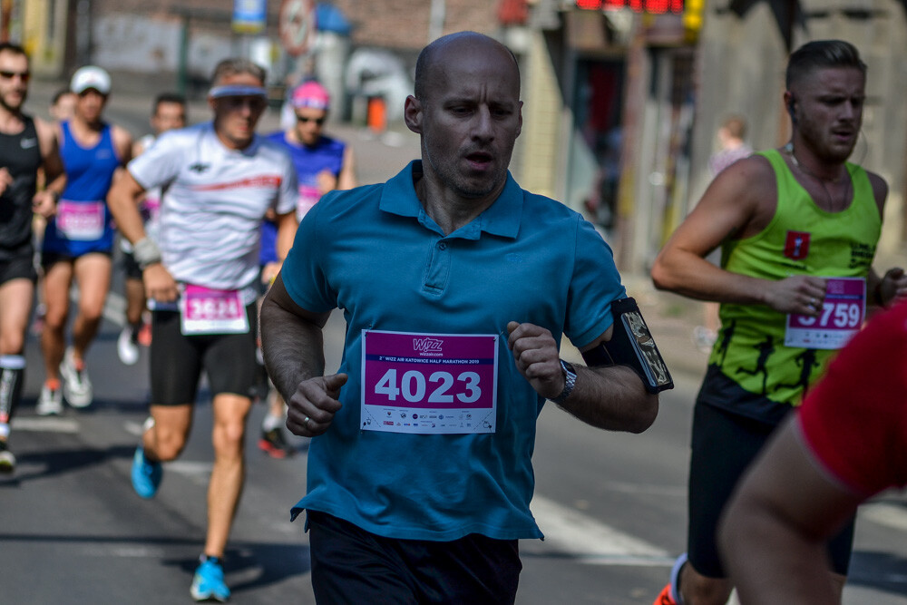 Kilka tysięcy osób biegnie właśnie w kolejnej odsłonie WizzAir Half Marathon. Wyruszyli spod katowickiego Spodka, biegną przez Bogucice, Zawodzie, Dolinę Trzech Stawów, Brynów i Śródmieście. Byliśmy na trasie i mamy dla Was zdjęcia!