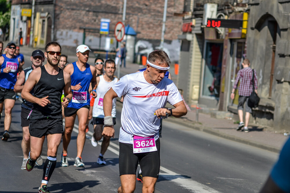 Kilka tysięcy osób biegnie właśnie w kolejnej odsłonie WizzAir Half Marathon. Wyruszyli spod katowickiego Spodka, biegną przez Bogucice, Zawodzie, Dolinę Trzech Stawów, Brynów i Śródmieście. Byliśmy na trasie i mamy dla Was zdjęcia!