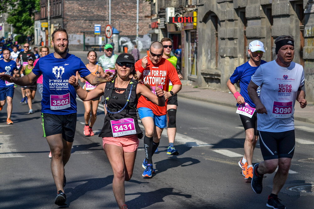 Kilka tysięcy osób biegnie właśnie w kolejnej odsłonie WizzAir Half Marathon. Wyruszyli spod katowickiego Spodka, biegną przez Bogucice, Zawodzie, Dolinę Trzech Stawów, Brynów i Śródmieście. Byliśmy na trasie i mamy dla Was zdjęcia!