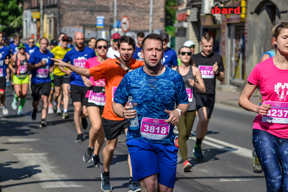 Kilka tysięcy osób biegnie właśnie w kolejnej odsłonie WizzAir Half Marathon. Wyruszyli spod katowickiego Spodka, biegną przez Bogucice, Zawodzie, Dolinę Trzech Stawów, Brynów i Śródmieście. Byliśmy na trasie i mamy dla Was zdjęcia!