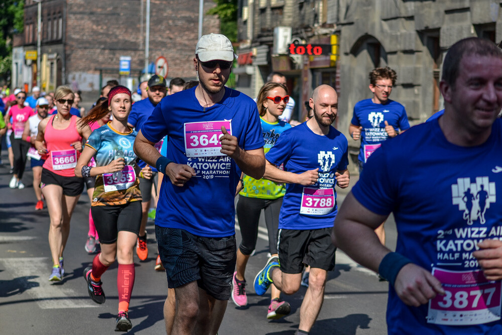 Kilka tysięcy osób biegnie właśnie w kolejnej odsłonie WizzAir Half Marathon. Wyruszyli spod katowickiego Spodka, biegną przez Bogucice, Zawodzie, Dolinę Trzech Stawów, Brynów i Śródmieście. Byliśmy na trasie i mamy dla Was zdjęcia!