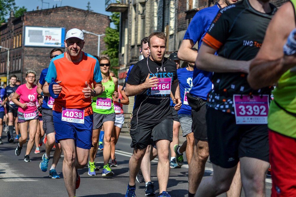 Kilka tysięcy osób biegnie właśnie w kolejnej odsłonie WizzAir Half Marathon. Wyruszyli spod katowickiego Spodka, biegną przez Bogucice, Zawodzie, Dolinę Trzech Stawów, Brynów i Śródmieście. Byliśmy na trasie i mamy dla Was zdjęcia!