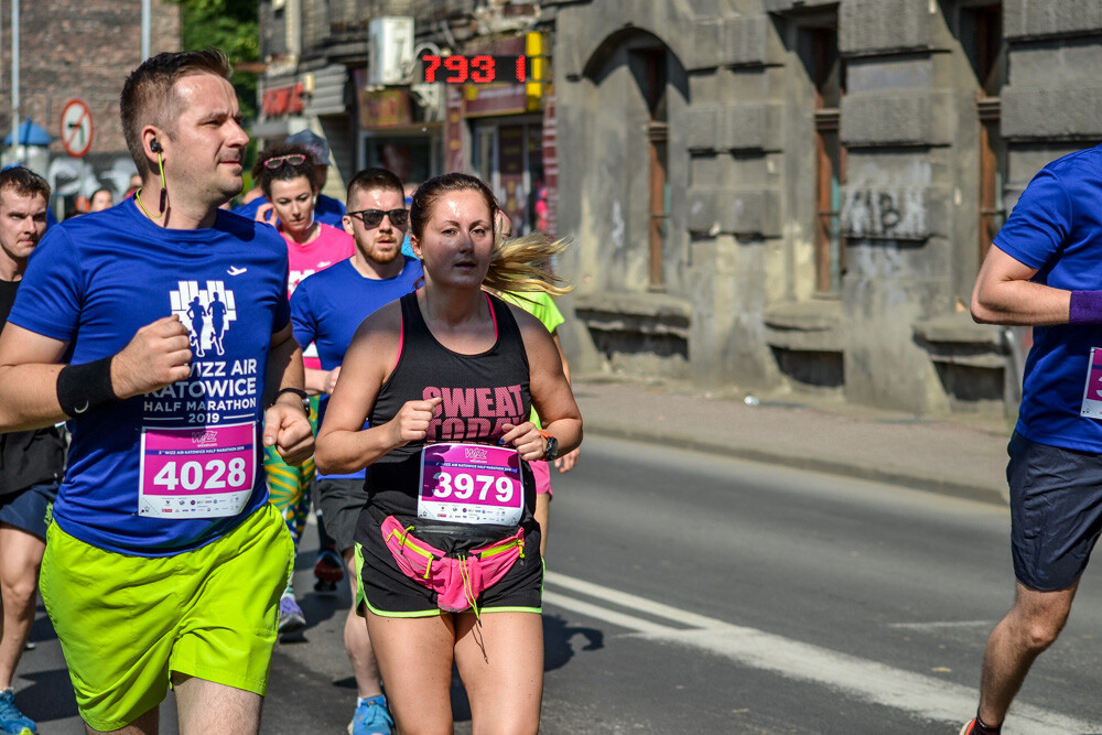 Kilka tysięcy osób biegnie właśnie w kolejnej odsłonie WizzAir Half Marathon. Wyruszyli spod katowickiego Spodka, biegną przez Bogucice, Zawodzie, Dolinę Trzech Stawów, Brynów i Śródmieście. Byliśmy na trasie i mamy dla Was zdjęcia!