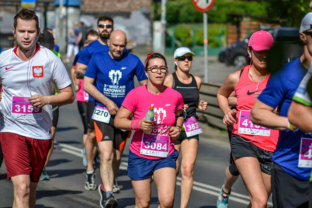 Kilka tysięcy osób biegnie właśnie w kolejnej odsłonie WizzAir Half Marathon. Wyruszyli spod katowickiego Spodka, biegną przez Bogucice, Zawodzie, Dolinę Trzech Stawów, Brynów i Śródmieście. Byliśmy na trasie i mamy dla Was zdjęcia!