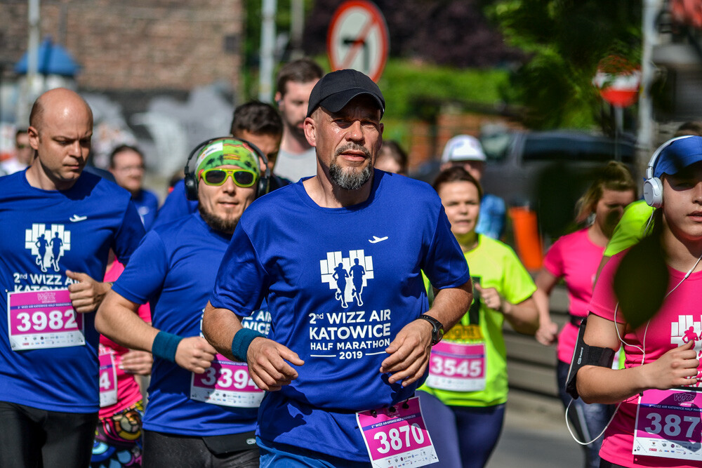 Kilka tysięcy osób biegnie właśnie w kolejnej odsłonie WizzAir Half Marathon. Wyruszyli spod katowickiego Spodka, biegną przez Bogucice, Zawodzie, Dolinę Trzech Stawów, Brynów i Śródmieście. Byliśmy na trasie i mamy dla Was zdjęcia!