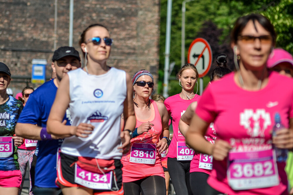 Kilka tysięcy osób biegnie właśnie w kolejnej odsłonie WizzAir Half Marathon. Wyruszyli spod katowickiego Spodka, biegną przez Bogucice, Zawodzie, Dolinę Trzech Stawów, Brynów i Śródmieście. Byliśmy na trasie i mamy dla Was zdjęcia!