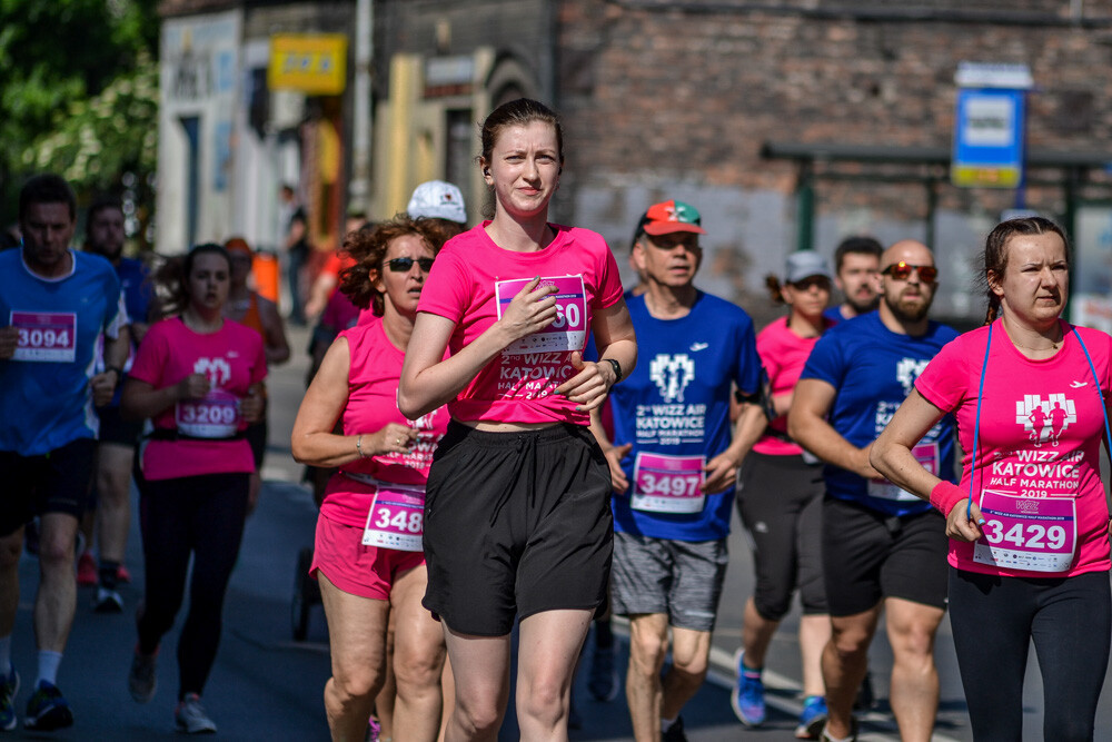 Kilka tysięcy osób biegnie właśnie w kolejnej odsłonie WizzAir Half Marathon. Wyruszyli spod katowickiego Spodka, biegną przez Bogucice, Zawodzie, Dolinę Trzech Stawów, Brynów i Śródmieście. Byliśmy na trasie i mamy dla Was zdjęcia!