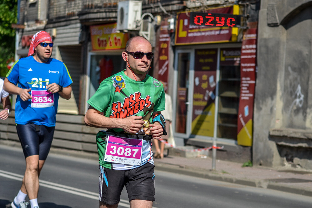 Kilka tysięcy osób biegnie właśnie w kolejnej odsłonie WizzAir Half Marathon. Wyruszyli spod katowickiego Spodka, biegną przez Bogucice, Zawodzie, Dolinę Trzech Stawów, Brynów i Śródmieście. Byliśmy na trasie i mamy dla Was zdjęcia!